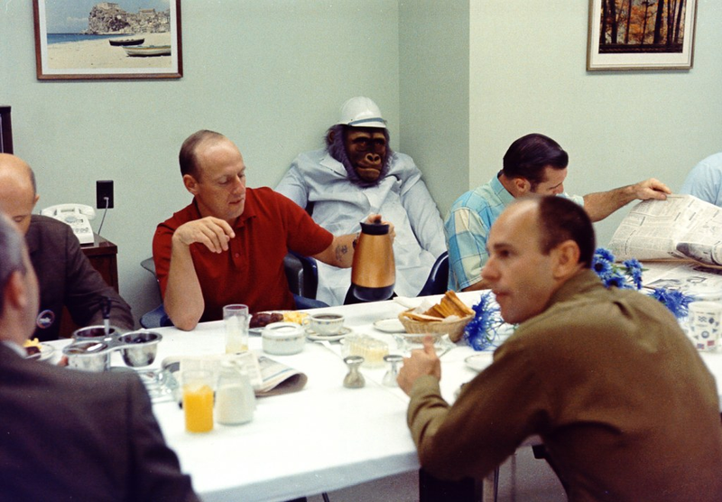 La tripulación del Apollo 12 toma su desayuno previo a enfundarse sus trajes espaciales y emprender su camino a la Luna.Pete Conrad de rojo, se sirve café mientras Dick Gordon lee el diario y Al Bean conversa con un funcionario de la NASA. No hay nada fuera de lo ordinario en esta foto, es casi un desayuno común y corriente, a excepción de que sus participantes se van a ir a la Luna en un rato más y nada más... ¿verdad?